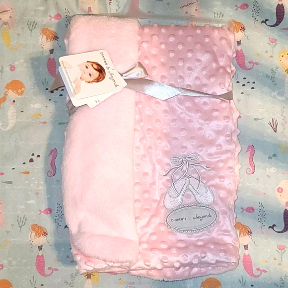 NWT Blankets and Beyond soft baby girl blanket - Picture 1 of 4